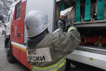 Самара. Сотрудник МЧС за работой.