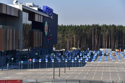 Москва. Вид на торговый центр `Саларис` и стоянку для инвалидов.