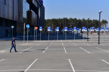 Москва. Вид на торговый центр `Саларис` и парковочные места для инвалидов.