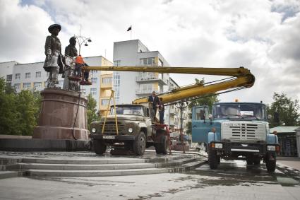 Екатеринбург. Рабочие моют памятник основателям города Василию Татищеву и Вильгельму Де Генину накануне дня города