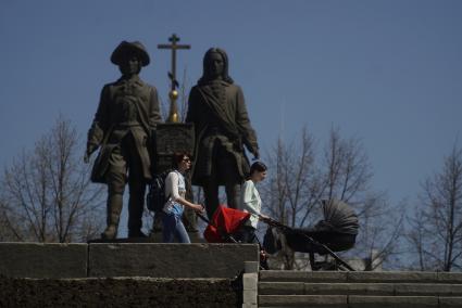 Екатеринбург. Мамы с калясками проходят мимо памятника основателям города Василию Татищеву и Вильгельму Де Генину