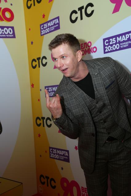 Диск322. Бар РУКИ ВВЕРХ. Премьера сериала 90-Е. ВЕСЕЛО И ГРОМКО. 2019. На снимке: актер Роман Курцын