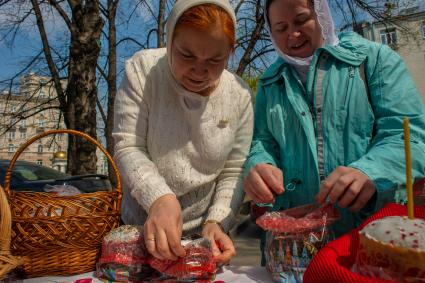 Москва.   Прихожане  во время освящения пасхальных куличей и яиц у  храма преподобного Феодора Студита у Никитских ворот.