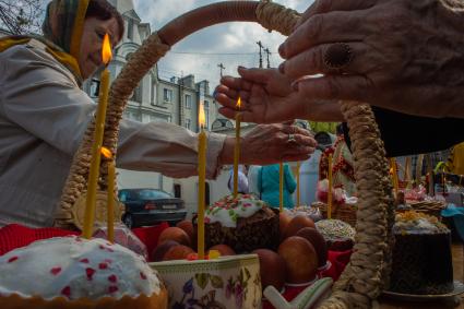 Москва.   Прихожане  во время освящения пасхальных куличей и яиц у  храма преподобного Феодора Студита у Никитских ворот.