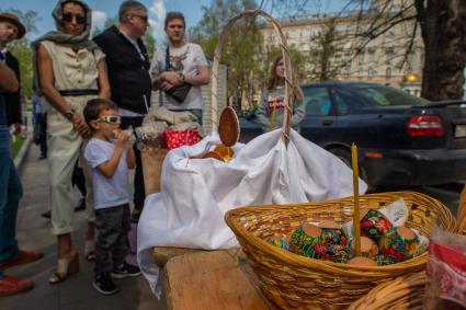 Москва.   Прихожане  во время освящения пасхальных куличей и яиц у  храма преподобного Феодора Студита у Никитских ворот.