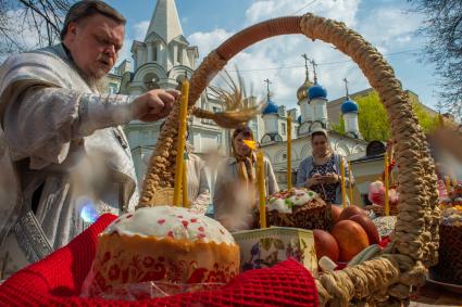 Москва.  Протоиерей Всеволод Чаплин во время освящения пасхальных куличей и яиц у  храма преподобного Феодора Студита у Никитских ворот.