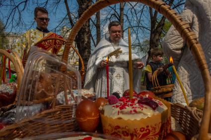 Москва.  Протоиерей Всеволод Чаплин во время освящения пасхальных куличей и яиц у  храма преподобного Феодора Студита у Никитских ворот.