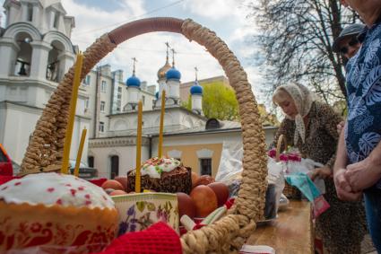 Москва.   Прихожане  во время освящения пасхальных куличей и яиц у  храма преподобного Феодора Студита у Никитских ворот.