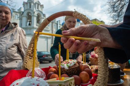 Москва.   Прихожане  во время освящения пасхальных куличей и яиц у  храма преподобного Феодора Студита у Никитских ворот.