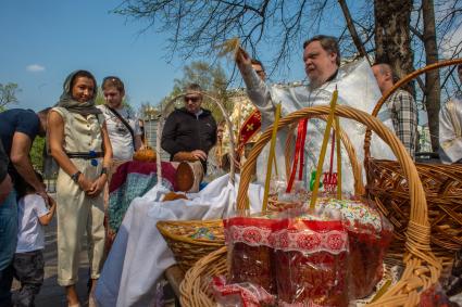 Москва. Протоиерей Всеволод Чаплин во время освящения пасхальных куличей и яиц у храма преподобного Феодора Студита у Никитских ворот.