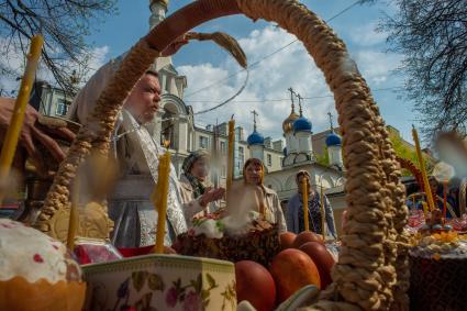 Москва.  Протоиерей Всеволод Чаплин во время освящения пасхальных куличей и яиц у  храма преподобного Феодора Студита у Никитских ворот.