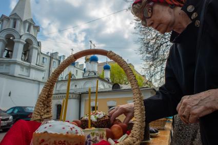 Москва.   Прихожане  во время освящения пасхальных куличей и яиц у  храма преподобного Феодора Студита у Никитских ворот.