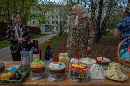 Москва.   Прихожане  во время освящения пасхальных куличей и яиц у  храма преподобного Феодора Студита у Никитских ворот.