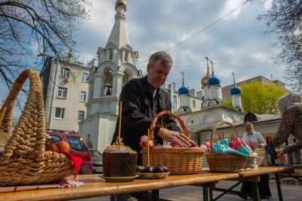 Москва.   Прихожане  во время освящения пасхальных куличей и яиц у  храма преподобного Феодора Студита у Никитских ворот.