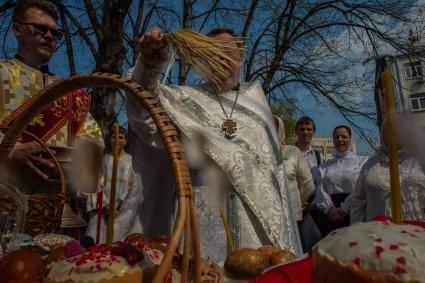 Москва.  Протоиерей Всеволод Чаплин во время освящения пасхальных куличей и яиц у  храма преподобного Феодора Студита у Никитских ворот.