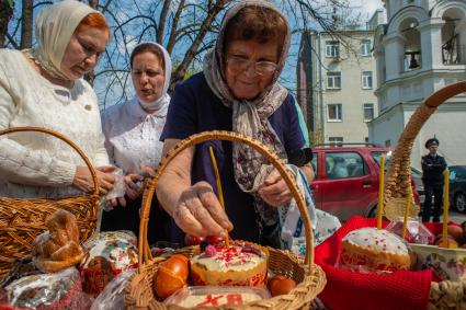 Москва.   Прихожане  во время освящения пасхальных куличей и яиц у  храма преподобного Феодора Студита у Никитских ворот.