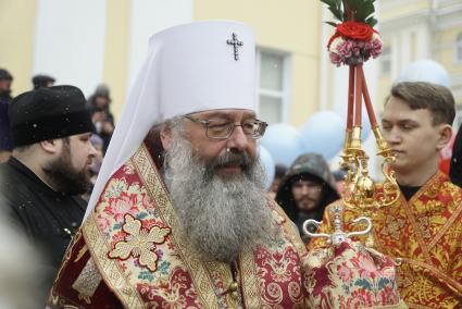 Екатеринбург. Свято-троицкий собор. Митрополит Екатеринбургский Кирилл встречает благодатный огонь началом крестного хода