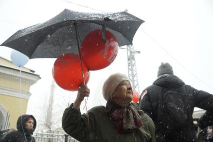 Екатеринбург. Свято-троицкий собор.Верующие перед началом крестного хода