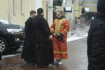 Екатеринбург. Свято-троицкий собор. Священники перед началом крестного хода