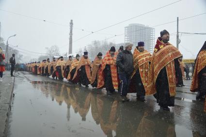 Екатеринбург. Верующие идут крестным ходомво время празднования пасхи