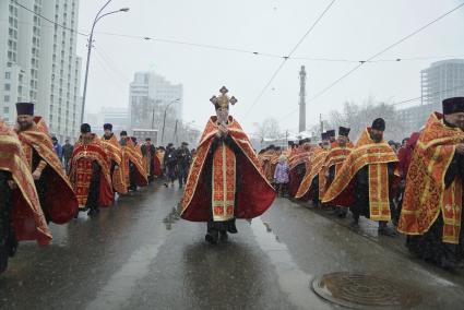 Екатеринбург. Верующие идут крестным ходомво время празднования пасхи