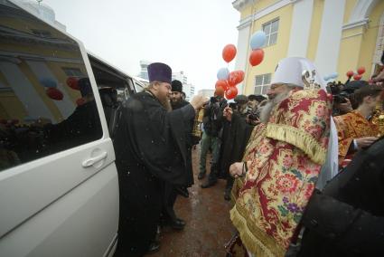 Екатеринбург. Свято-троицкий собор. Митрополит Екатеринбургский Кирилл встречает благодатный огонь началом крестного хода