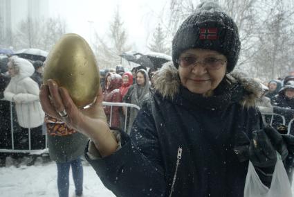 Екатеринбург. Верующие разбирают пасхальный мегакулич весом в 3.700 тонны