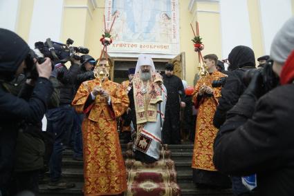 Екатеринбург. Свято-троицкий собор. Митрополит Екатеринбургский Кирилл встречает благодатный огонь началом крестного хода