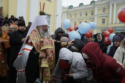 Екатеринбург. Свято-троицкий собор. Митрополит Екатеринбургский Кирилл встречает благодатный огонь началом крестного хода