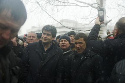 Екатеринбург. Крестный ход во время празднования пасхи. На фото: Мэр Екатеринбург Александр Высокуинский (Слева) и Губернатор Свердловской области Евгений Куйвашев (справа)