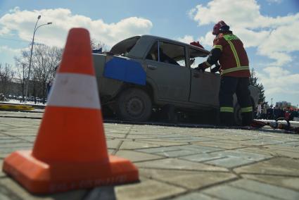 Екатеринбург. Празднования 370-летия образования пожарной охраны России. Аварийно-спасательная бригада во время показательной эвакуации пострадавших в ДТП