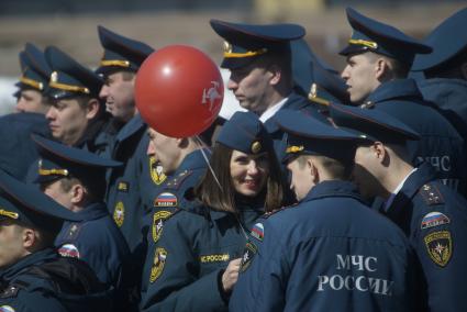 Екатеринбург. Празднования 370-летия образования пожарной охраны России. Курсанты Уральского пожарно-спасательного института перед началом торжественного шествия