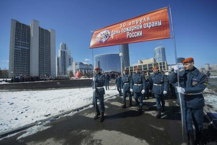 Екатеринбург. Празднования 370-летия образования пожарной охраны России. Курсанты Уральского пожарно-спасательного института перед началом торжественного шествия