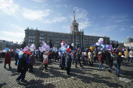 Екатеринбург. Участники первомайского шествия профсоюзов во время демонстрации