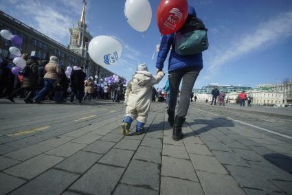 Екатеринбург. Участники первомайского шествия профсоюзов во время демонстрации