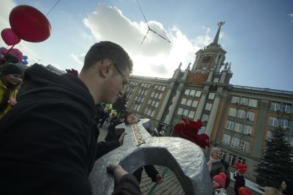 Екатеринбург. Участники первомайского шествия профсоюзов во время демонстрации