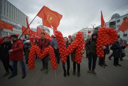 Екатеринбург. Сторонники КПРФ перед началом первомайского шествия