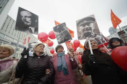 Екатеринбург. Сторонники КПРФ с портретами (слева направо) Ленина, Гагарина, Сталина, перед началом первомайского шествия