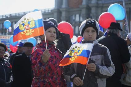 Екатеринбург. Дети-участники первомайского шествия профсоюзов во время демонстрации