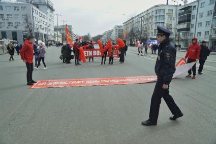 Екатеринбург. Сторонники КПРФ перед началом первомайского шествия