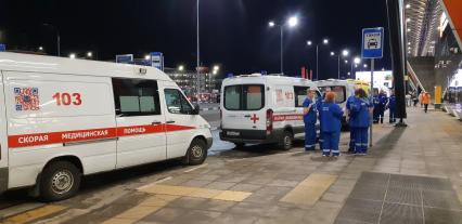 Московская область. Автомобили скорой помощи в аэропорту Шереметьево. В результате возгорания в самолете Sukhoi Superjet-100 с бортовым номером RA-89098 авиакомпании `Аэрофлот`, который следовал в Мурманск из Москвы и совершил вынужденную посадку в аэропорту Шереметьево, погибли люди.