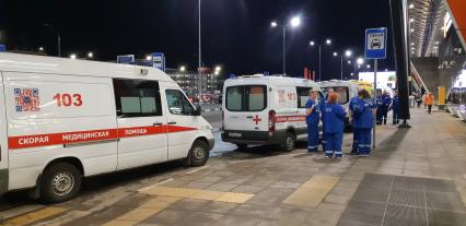 Московская область.  Автомобили скорой помощи в аэропорту Шереметьево. В результате возгорания в самолете Sukhoi Superjet-100 с бортовым номером RA-89098 авиакомпании `Аэрофлот`, который следовал в Мурманск из Москвы и совершил вынужденную посадку в аэропорту Шереметьево, погибли люди.