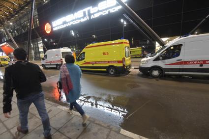 Московская область.  Автомобили скорой помощи в аэропорту Шереметьево. В результате возгорания в самолете Sukhoi Superjet-100 с бортовым номером RA-89098 авиакомпании `Аэрофлот`, который следовал в Мурманск из Москвы и совершил вынужденную посадку в аэропорту Шереметьево, погибли люди.