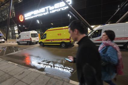 Московская область.  Автомобили скорой помощи в аэропорту Шереметьево. В результате возгорания в самолете Sukhoi Superjet-100 с бортовым номером RA-89098 авиакомпании `Аэрофлот`, который следовал в Мурманск из Москвы и совершил вынужденную посадку в аэропорту Шереметьево, погибли люди.