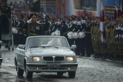 Екатеринбург. День Победы. Командующий войсками ЦВО (центральный военный округ) генерал-полковник Александр Лапин принимает парад в честь 74-й годовщины победы в Великой Отечественной войны