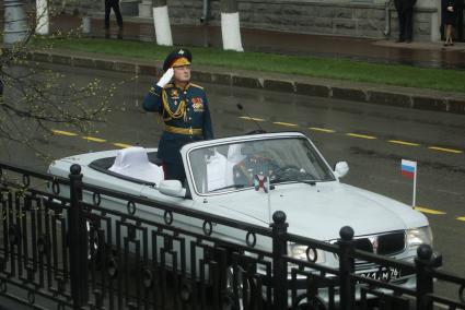 Екатеринбург. День Победы. Командующий войсками ЦВО (центральный военный округ) генерал-полковник Александр Лапин перед началом парада в честь 74-й годовщины победы в Великой Отечественной войны