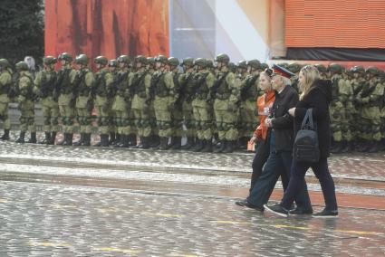 Екатеринбург. День Победы. Волонтеры сопровождают бабушку-ветерана перед началом парада в честь 74-й годовщины победы в Великой Отечественной войны