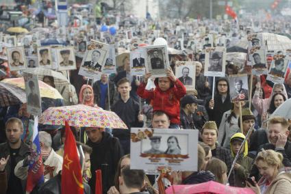 Екатеринбург. День Победы. Парад в честь 74-й годовщины победы в Великой Отечественной войны. Шествие колонны \'Бессмертный полк\'