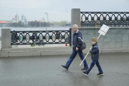 Екатеринбург. День Победы. Парад в честь 74-й годовщины победы в Великой Отечественной войны. Участники колонны \'Бессмертный полк\'