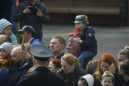 Екатеринбург. День Победы. Парад в честь 74-й годовщины победы в Великой Отечественной войны. Ребенок в каске и следенцом смотрит парад